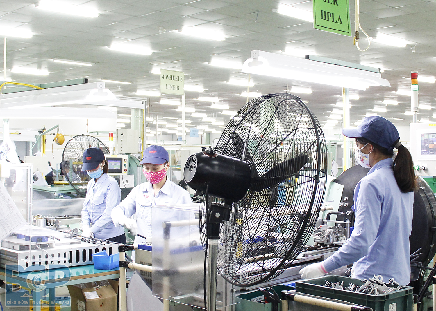 Các doanh nghiệp trong và ngoài khu công nghiệp hoạt động bình thường và được quyền tự chủ trong trong việc xét nghiệm,
truy vết cách ly, áp dụng các biện pháp phòng dịch gắn với sản xuất kinh doanh.